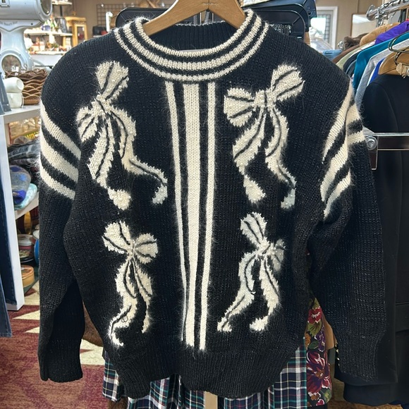 Vintage Sweaters - Vintage Pearl Bow Sweater Black & White Elegant Classy